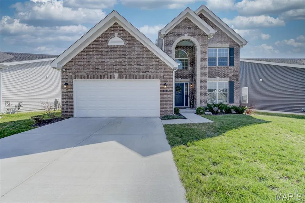 902 Palisades Dr, St Charles, MO 63301