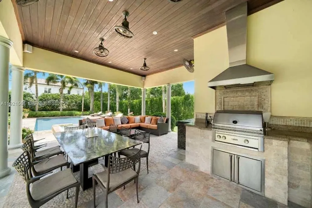 8010 Ponce de Leon Rd, Miami, FL 33143