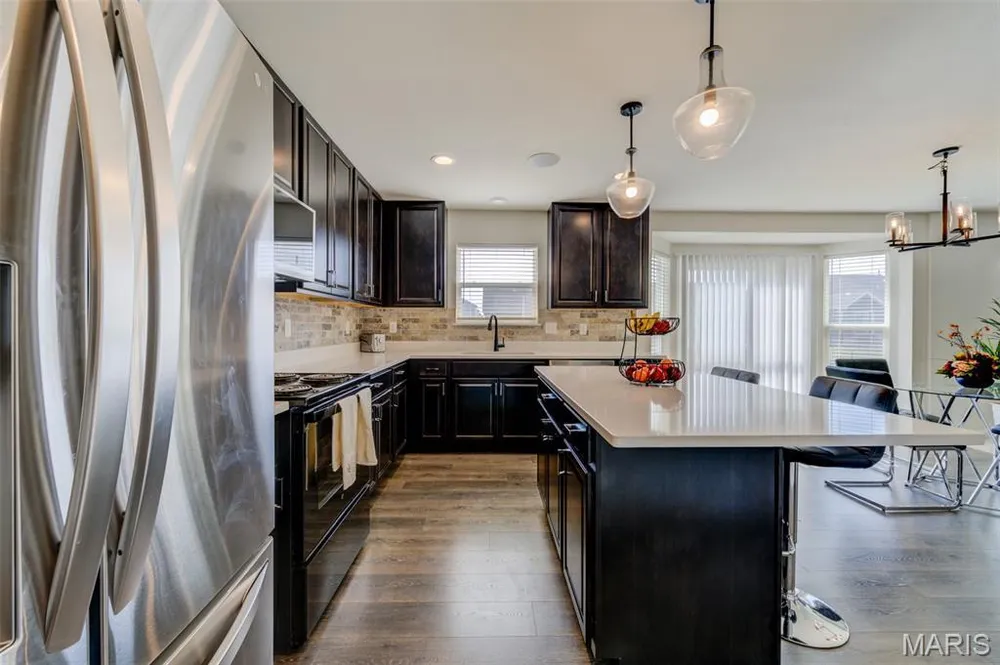 902 Palisades Dr, St Charles, MO 63301