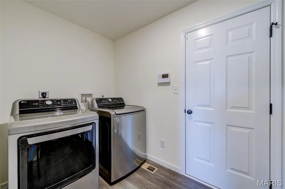 902 Palisades Dr, St Charles, MO 63301