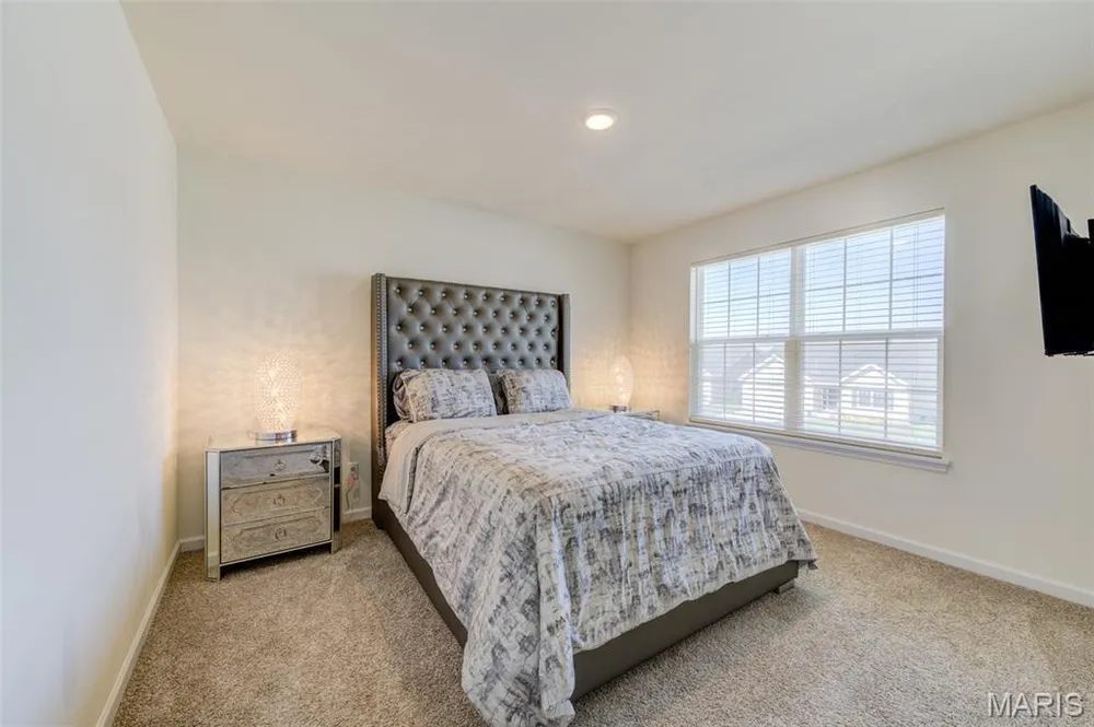 902 Palisades Dr, St Charles, MO 63301