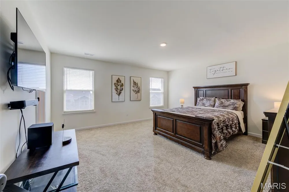 902 Palisades Dr, St Charles, MO 63301