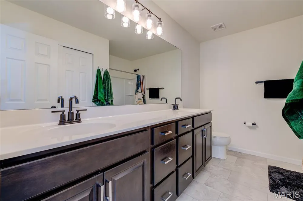 902 Palisades Dr, St Charles, MO 63301