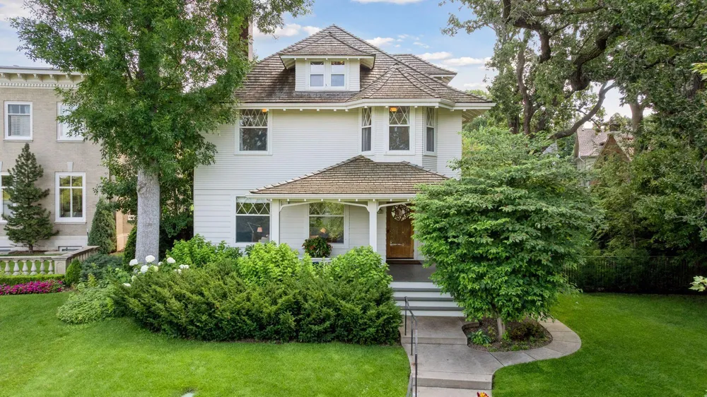 2225 E Lake of the Isles Pkwy, Minneapolis, MN 55405