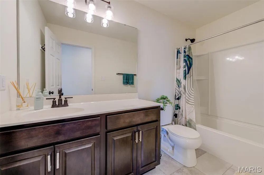902 Palisades Dr, St Charles, MO 63301