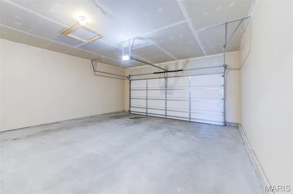 902 Palisades Dr, St Charles, MO 63301