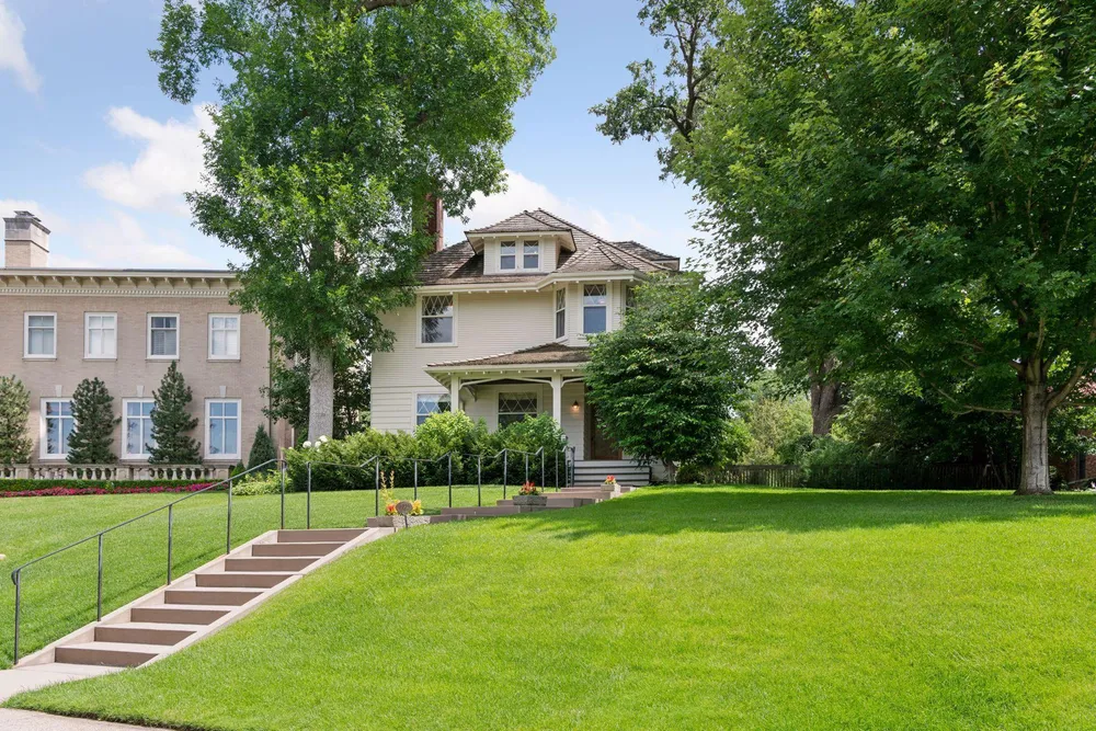 2225 E Lake of the Isles Pkwy, Minneapolis, MN 55405