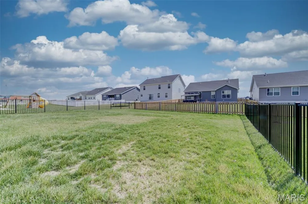 902 Palisades Dr, St Charles, MO 63301