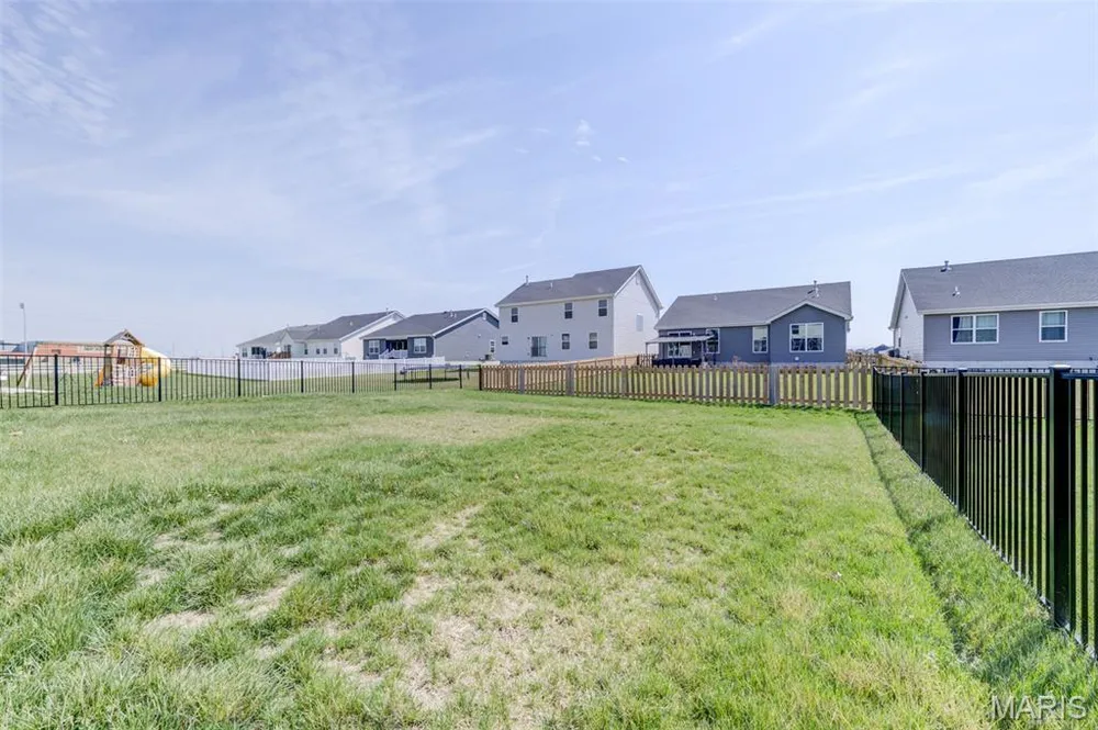 902 Palisades Dr, St Charles, MO 63301