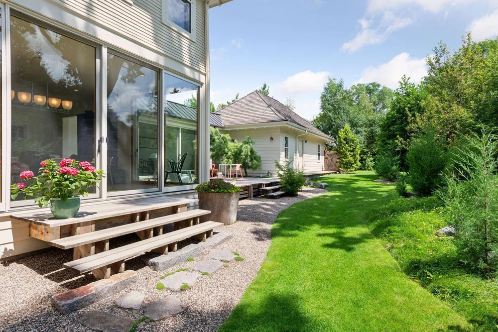 2225 E Lake of the Isles Pkwy, Minneapolis, MN 55405