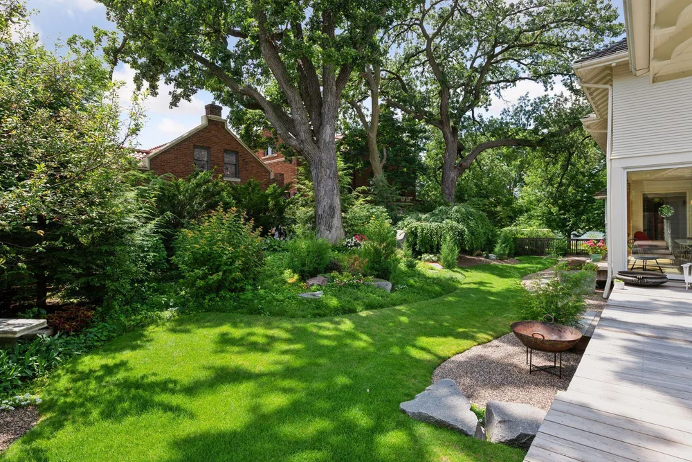 2225 E Lake of the Isles Pkwy, Minneapolis, MN 55405
