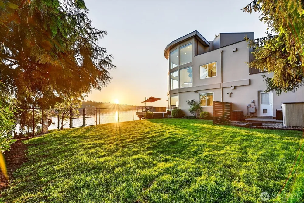 2007 E Lake Sammamish Pkwy NE, Sammamish, WA 98074