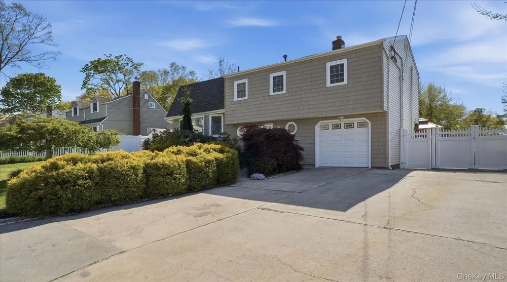 20 Camp Dr, Selden, NY 11784