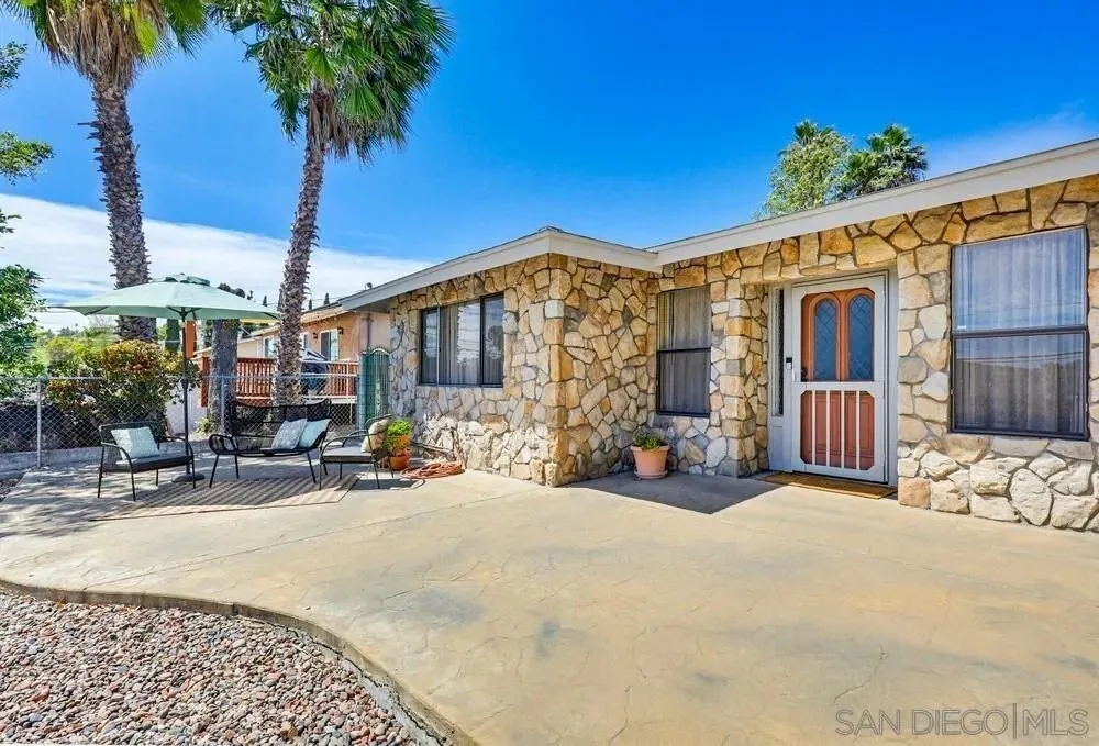 9832 Estrella Dr, Spring Valley, CA 91977