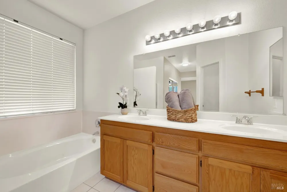 943 Fallsgrove Way, Vacaville, CA 95687