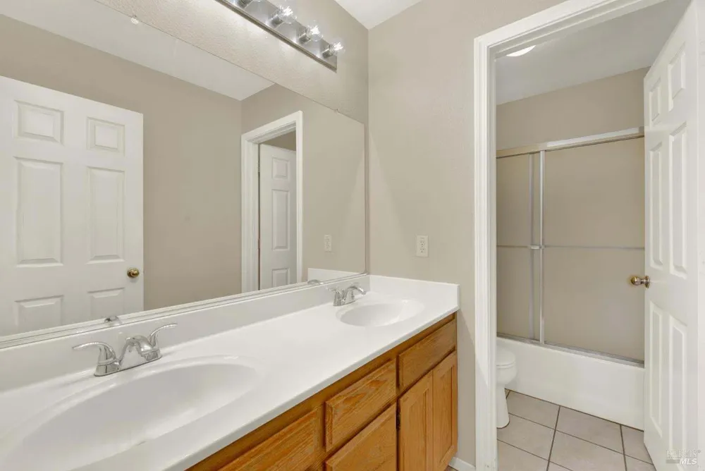 943 Fallsgrove Way, Vacaville, CA 95687