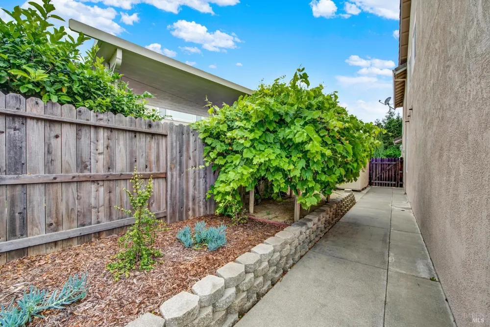 943 Fallsgrove Way, Vacaville, CA 95687