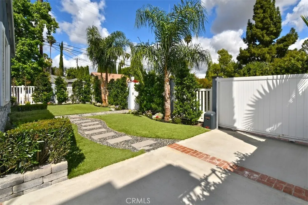 15576 Hesby St, Encino, CA 91436