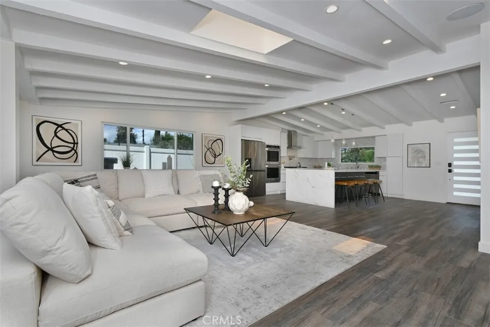 15576 Hesby St, Encino, CA 91436