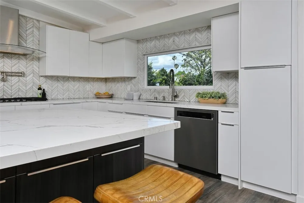 15576 Hesby St, Encino, CA 91436
