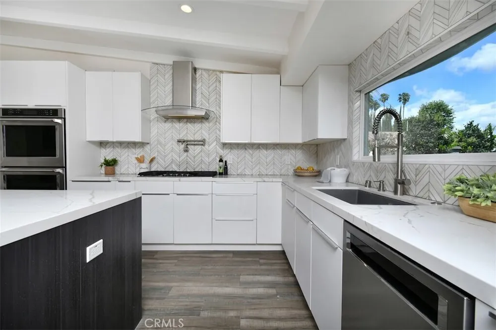 15576 Hesby St, Encino, CA 91436