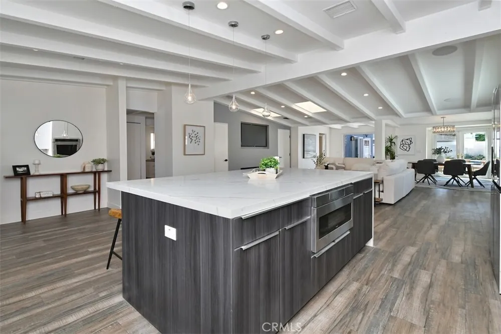 15576 Hesby St, Encino, CA 91436