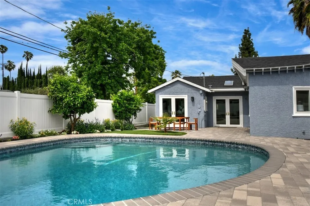 15576 Hesby St, Encino, CA 91436