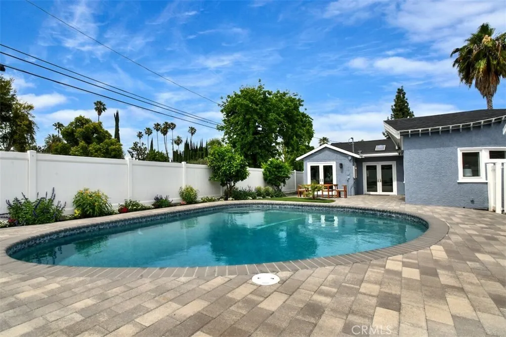 15576 Hesby St, Encino, CA 91436