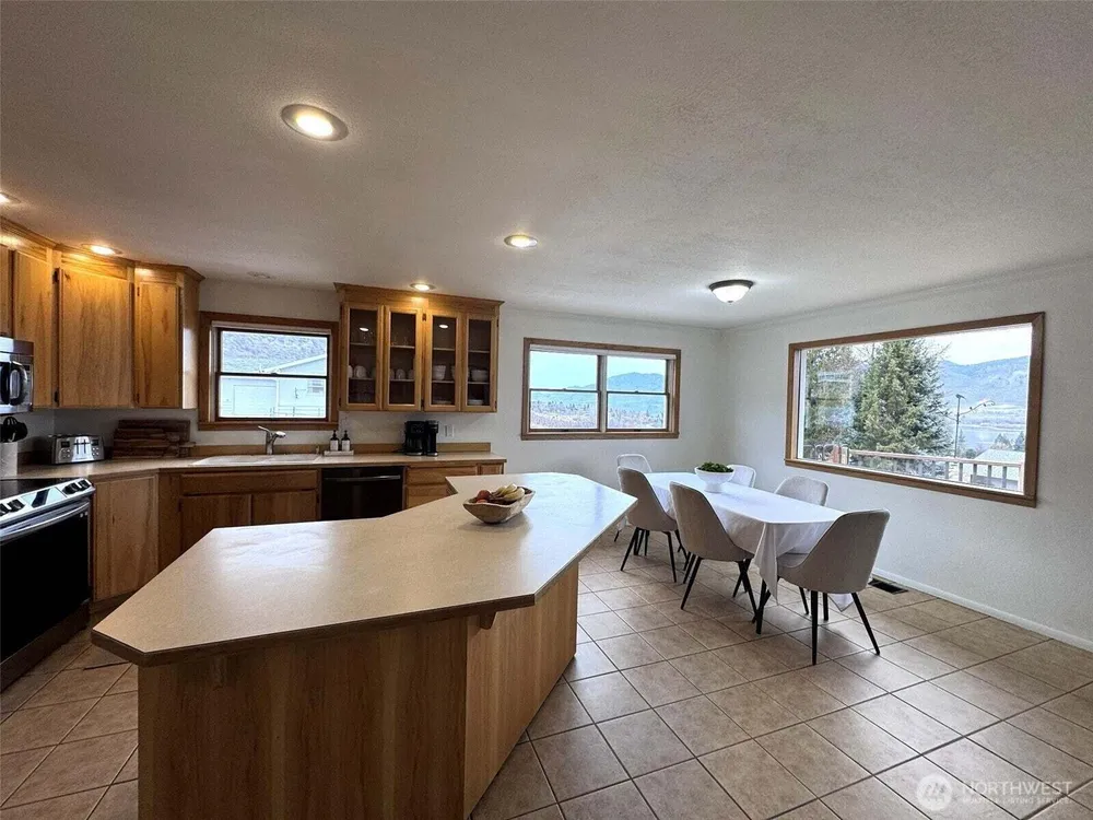 9 Rose St, Oroville, WA 98844