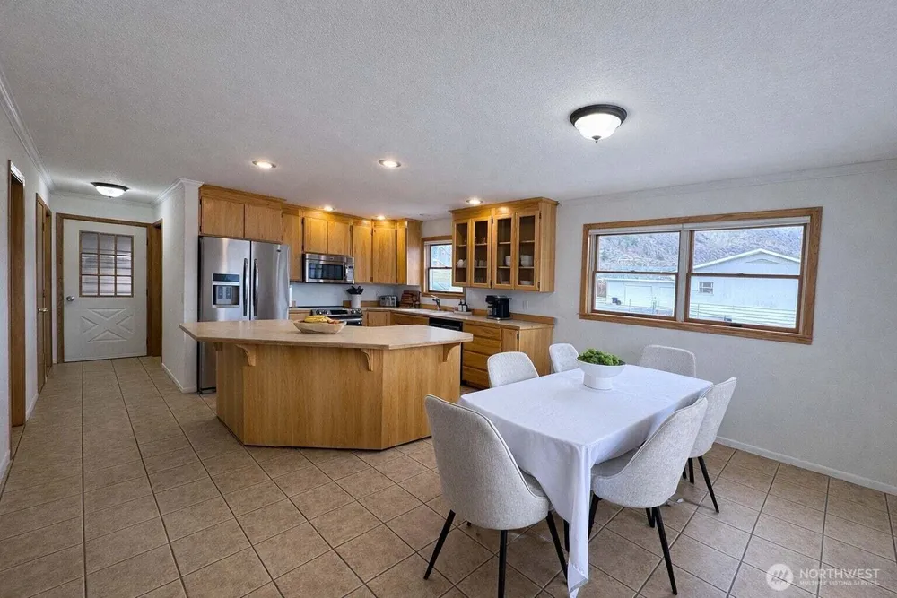 9 Rose St, Oroville, WA 98844