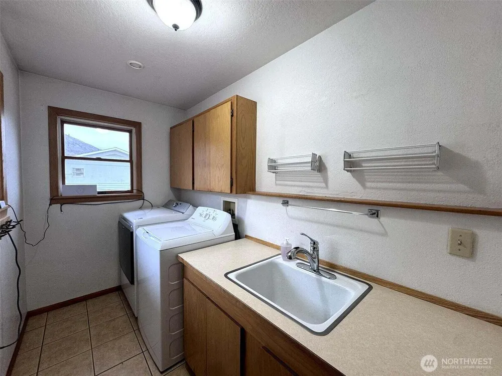 9 Rose St, Oroville, WA 98844
