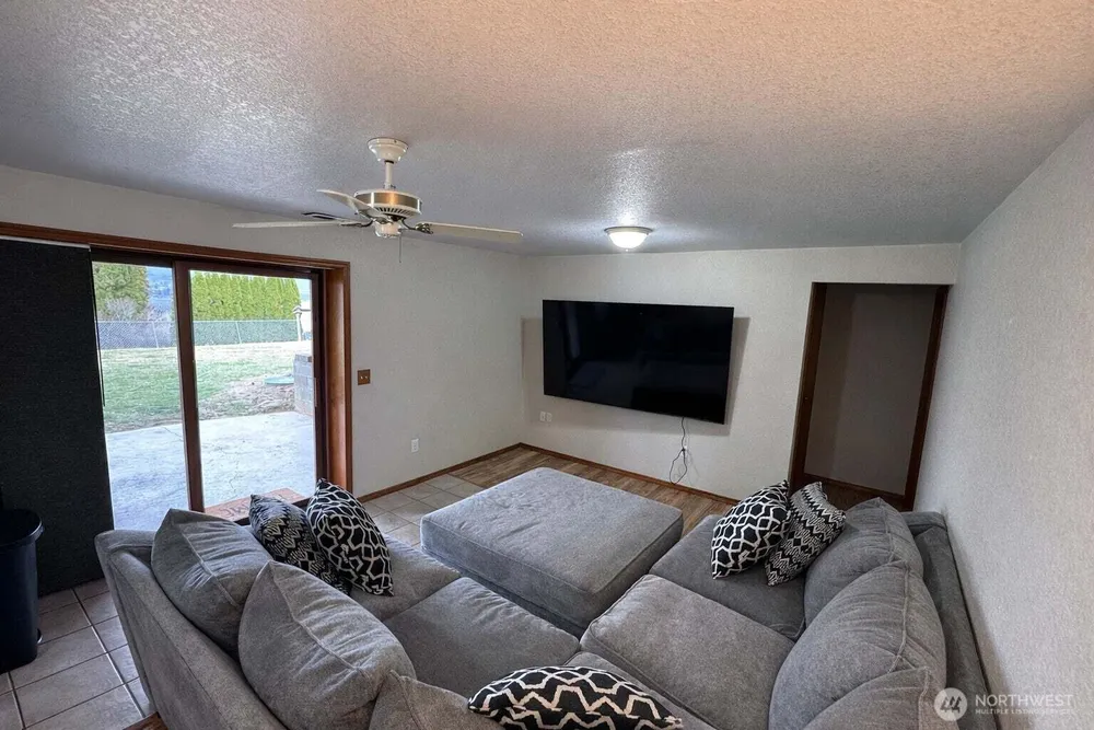 9 Rose St, Oroville, WA 98844