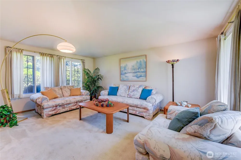 1301 S 236th Pl, Des Moines, WA 98198