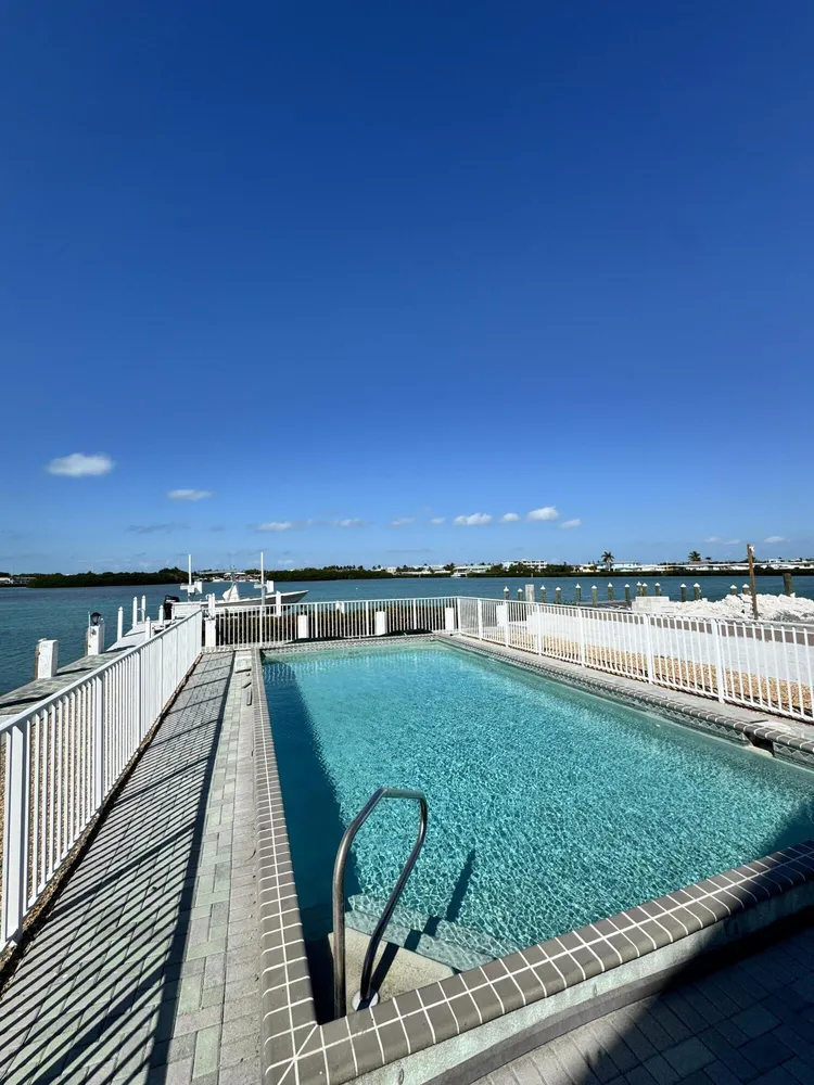 900 Shelter Bay Dr, Key Colony Beach, FL 33051