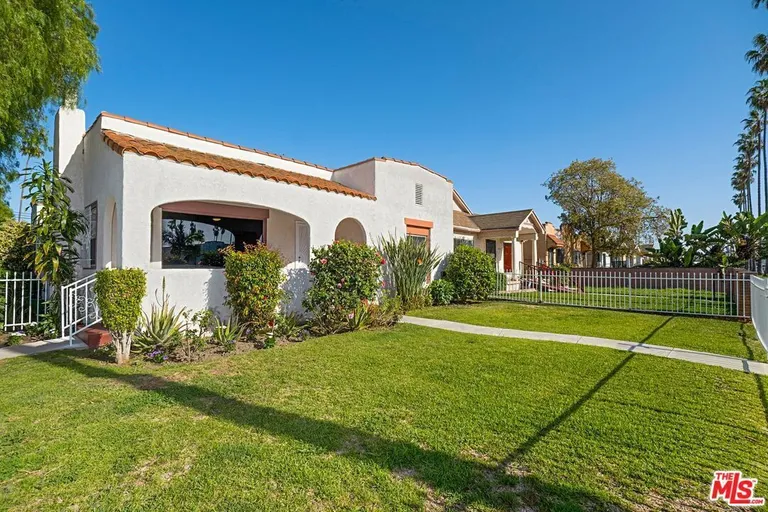 5700 S Gramercy Pl, South Los Angeles, CA 90062