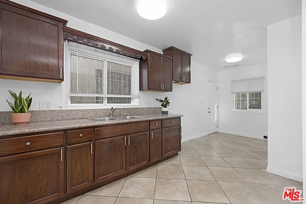 5700 S Gramercy Pl, South Los Angeles, CA 90062
