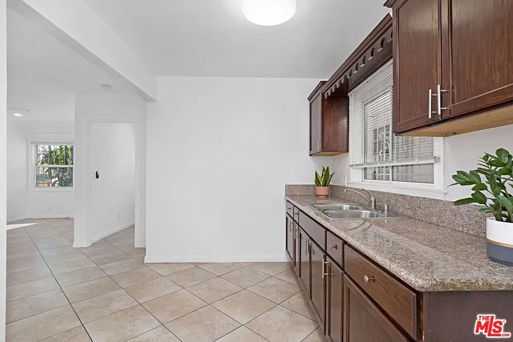 5700 S Gramercy Pl, South Los Angeles, CA 90062