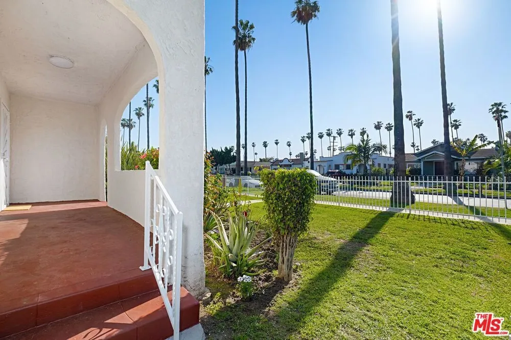 5700 S Gramercy Pl, South Los Angeles, CA 90062