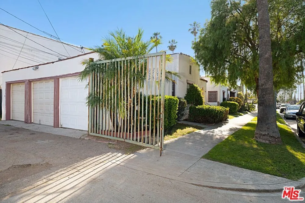 5700 S Gramercy Pl, South Los Angeles, CA 90062