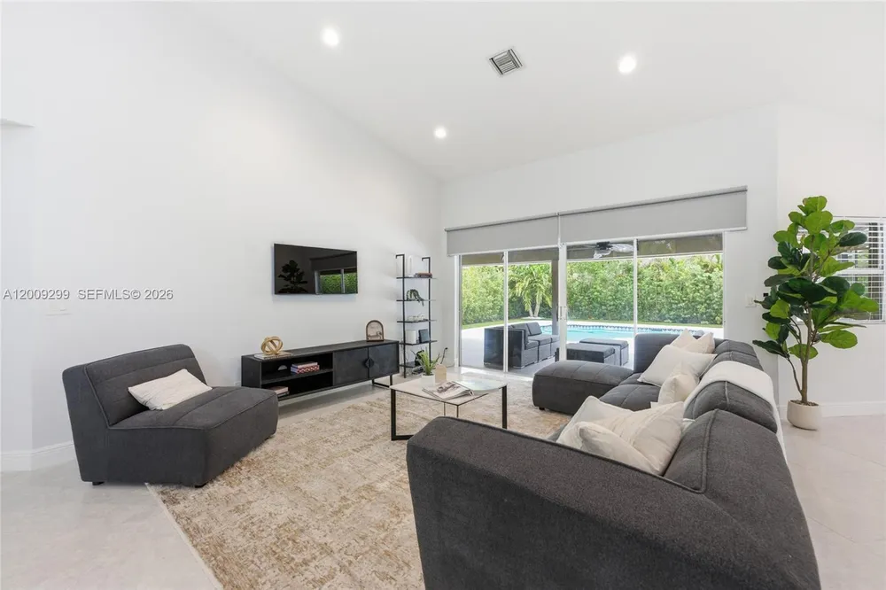 1135 Fairfax Ln, Weston, FL 33326