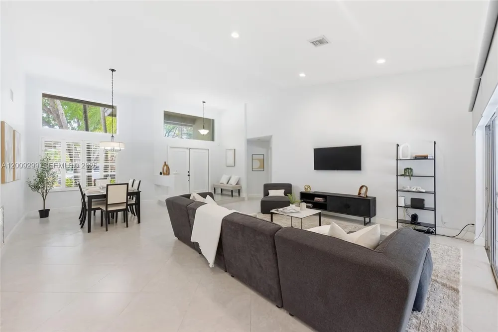 1135 Fairfax Ln, Weston, FL 33326
