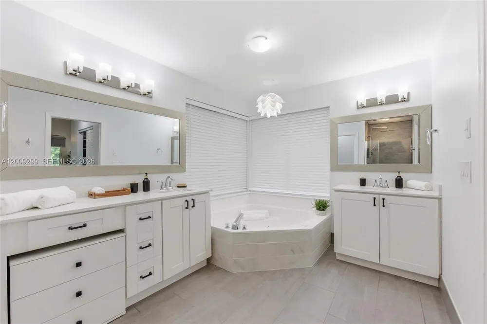 1135 Fairfax Ln, Weston, FL 33326