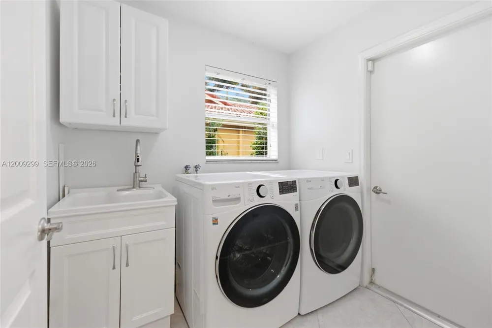 1135 Fairfax Ln, Weston, FL 33326