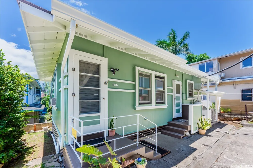 1634 Lusitana St, Honolulu, HI 96813