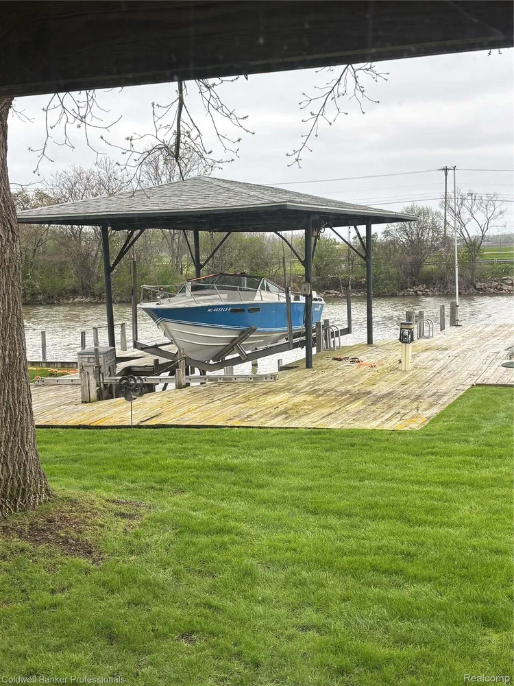 39883 Duluth St, Harrison Township, MI 48045-1511