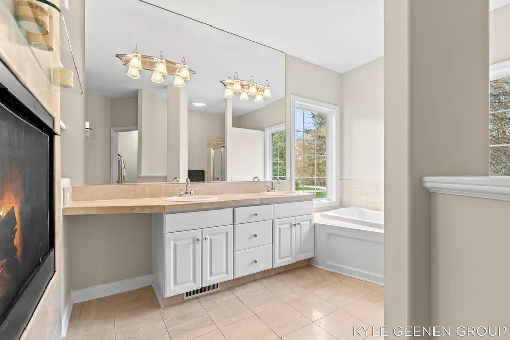 2918 Foxboro Ln, Holland, MI 49424