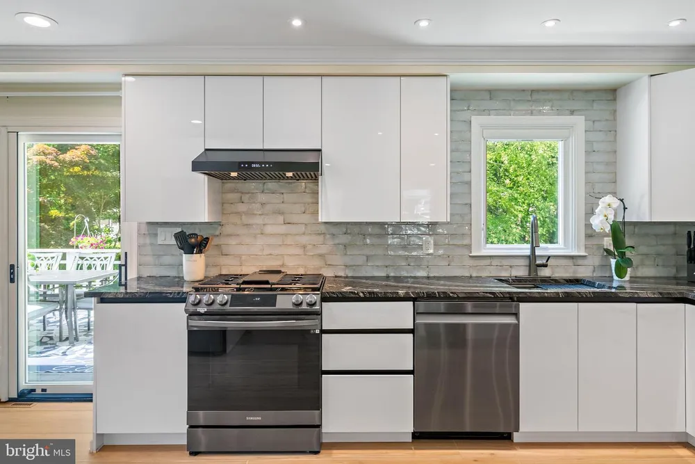 1126 Mainsail Dr, Annapolis, MD 21403