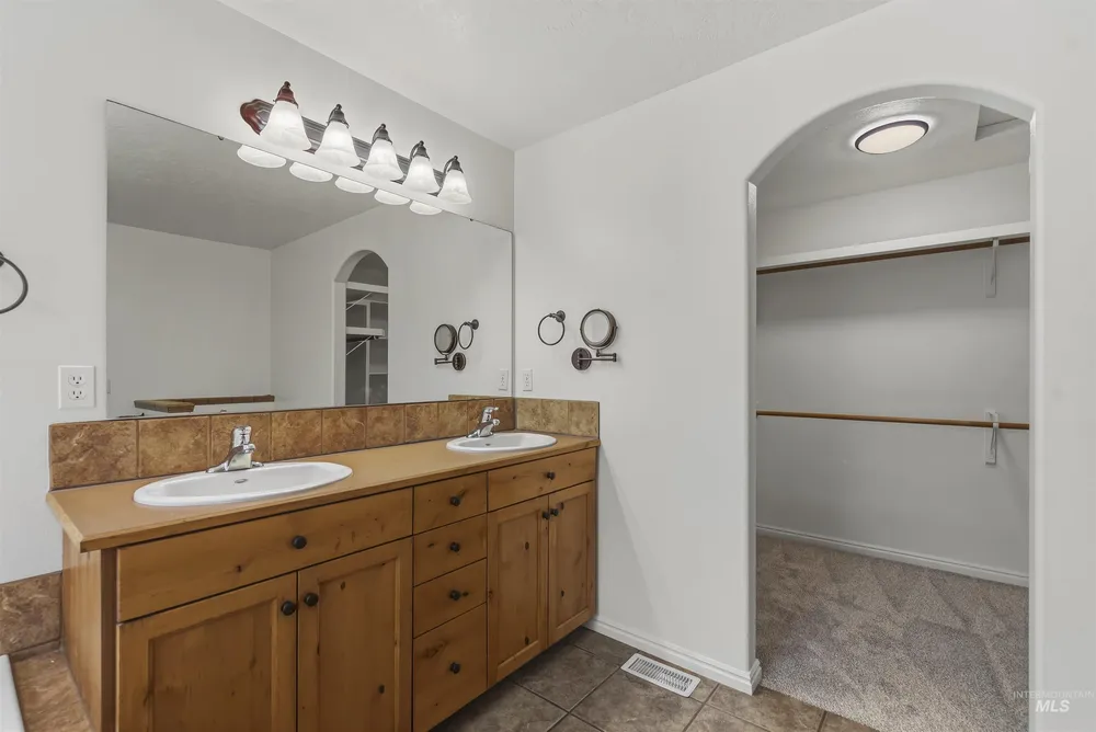 2292 W Windchime Dr, Meridian, ID 83646