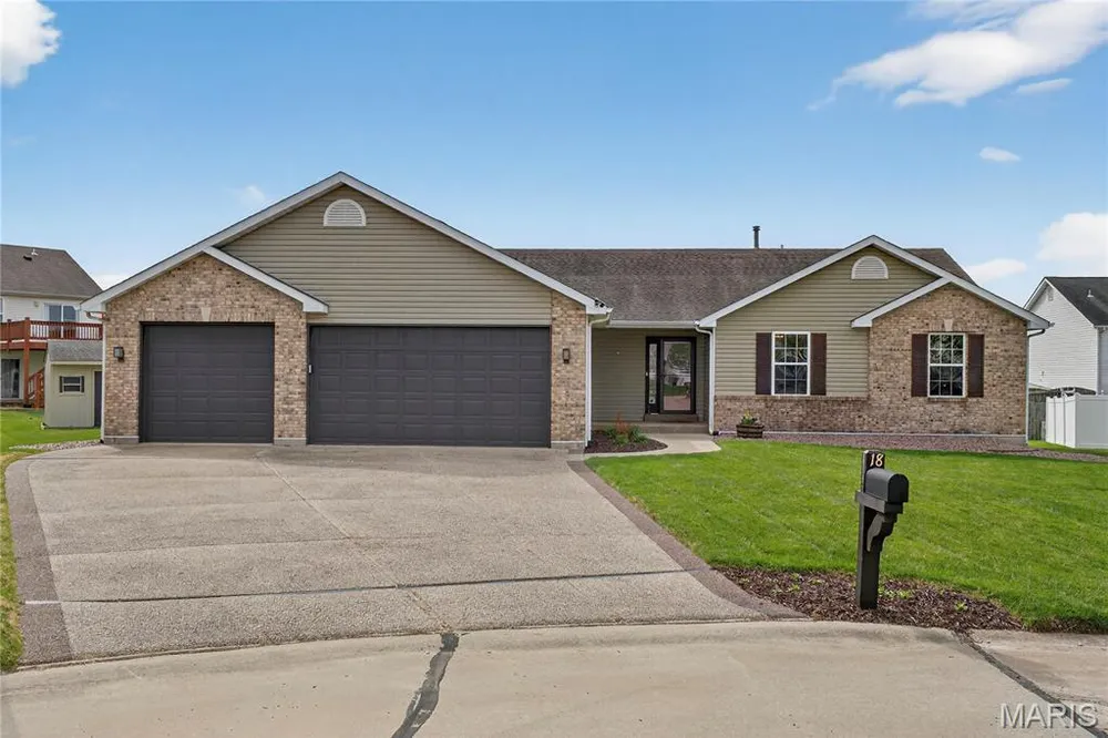 18 Locust Hills Ct, O'Fallon, MO 63366