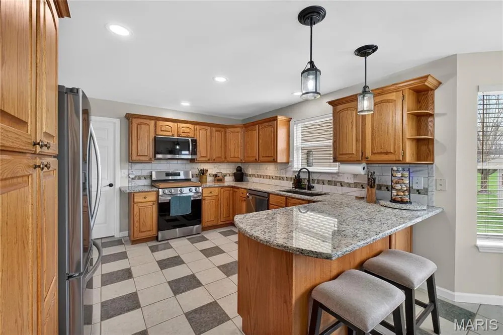 18 Locust Hills Ct, O'Fallon, MO 63366
